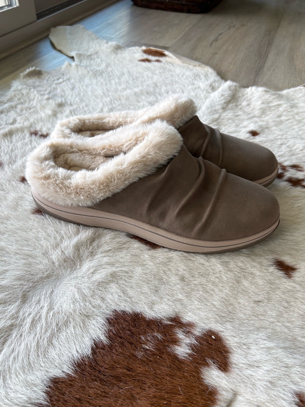 NEW in box: Clarks Cloudsteppers Breeze Willow clogs in dark taupe
